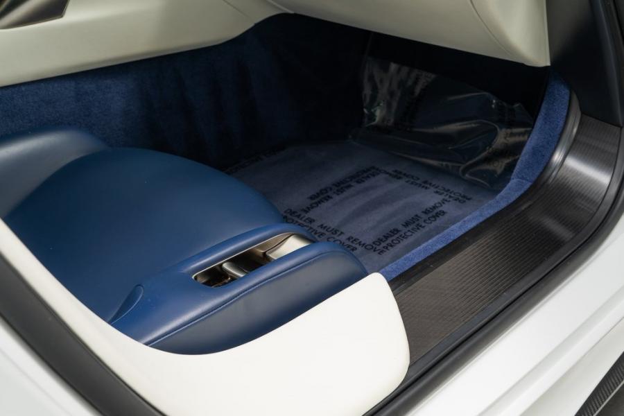 Детали интерьера Lexus LF-A (108) 2012 года  (фото 10 из 34)